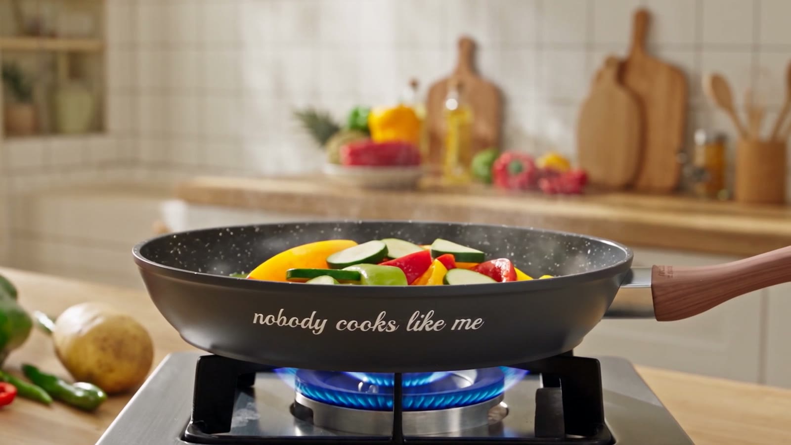 La padella sul fornello acceso di una cucina di casa, con le verdure accanto