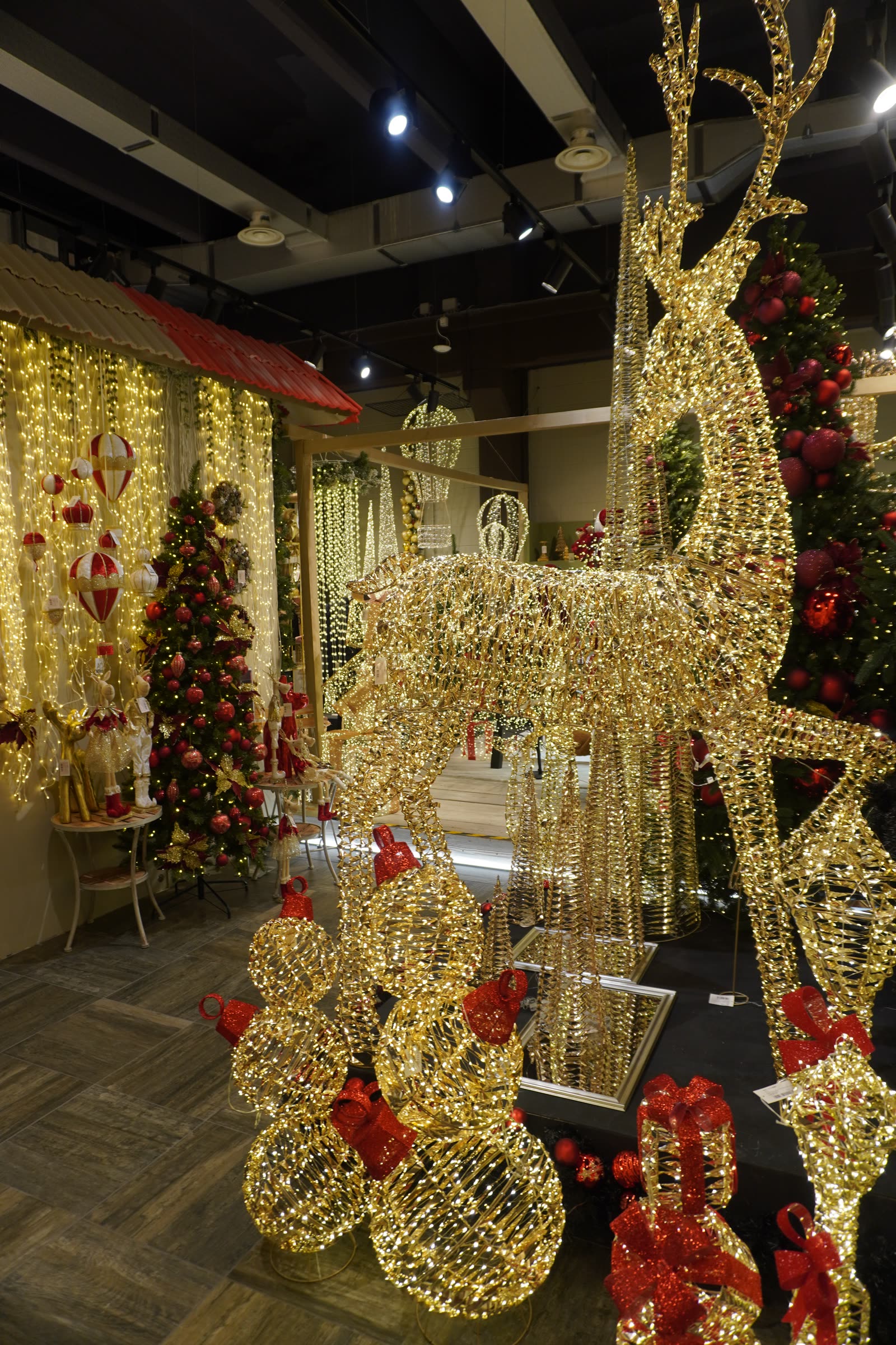 Renne luminose dorate nello showroom natalizio