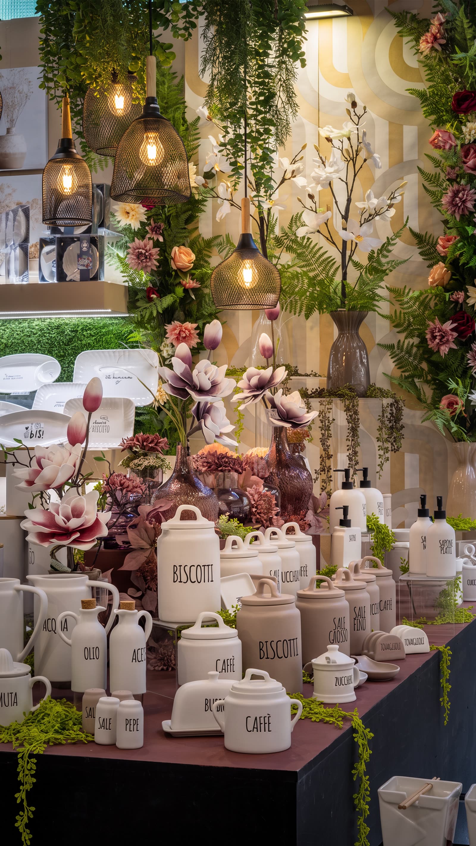 Ceramiche bianche e fiori su un tavolo espositivo
