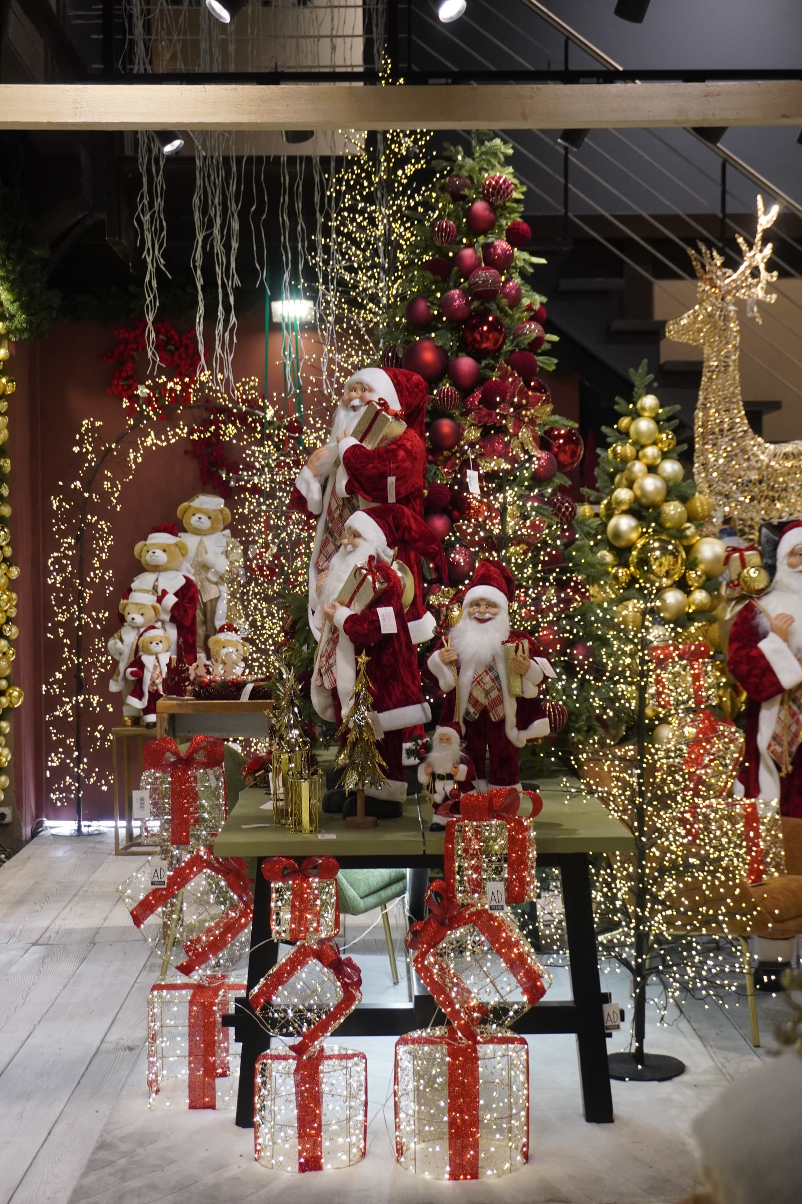 Babbi Natale e alberi decorati nello showroom natalizio