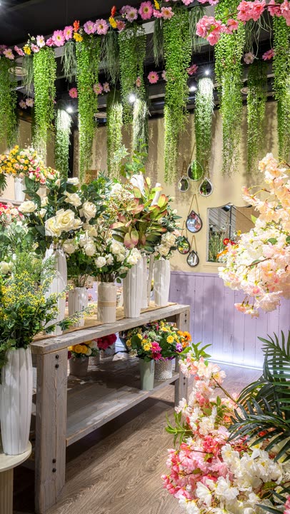 Banco di fiori artificiali sotto una volta di verde