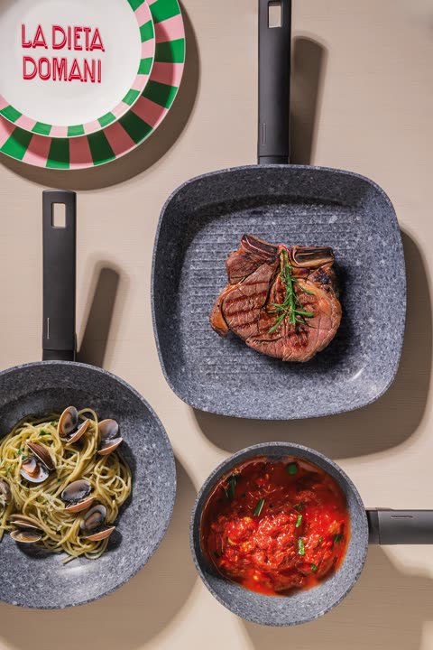 Tre padelle in pietra viste dall'alto, con carne e pasta