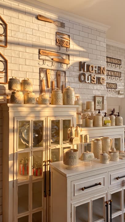 L'angolo cucina dello showroom, con barattoli e credenze bianche