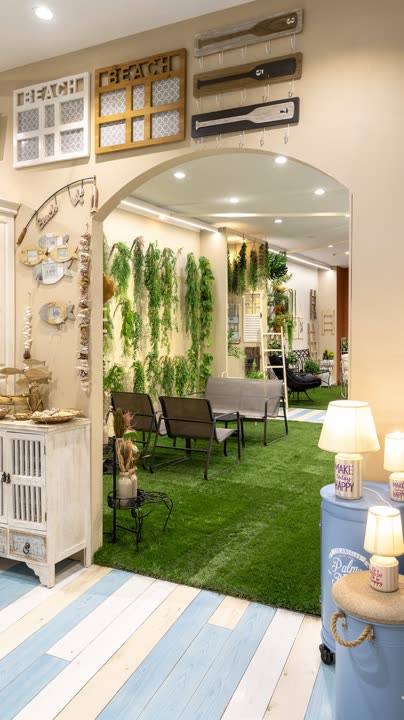 L'angolo mare dello showroom, con l'insegna «Beach»