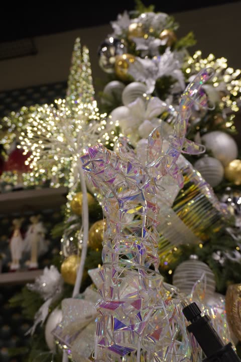 Albero bianco e argento con decori iridescenti