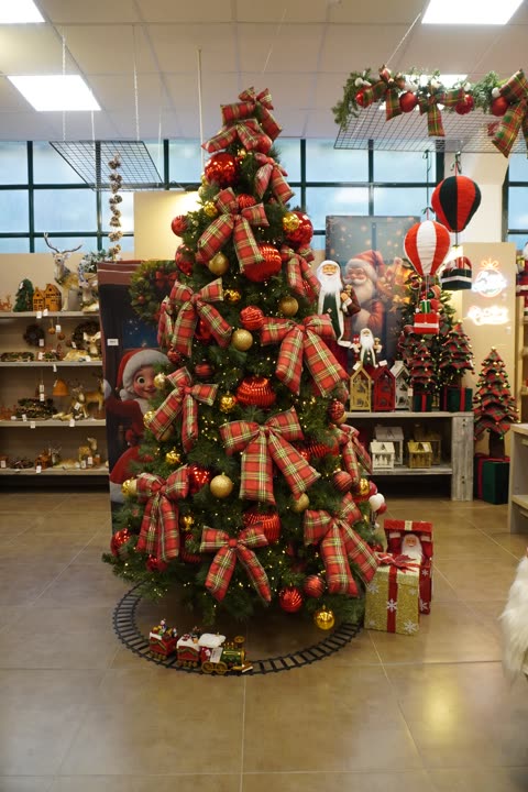 Albero addobbato con fiocchi scozzesi davanti alle vetrine