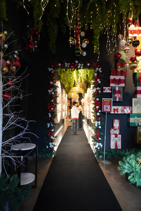 Il corridoio dello showroom di Natale, addobbato su entrambi i lati