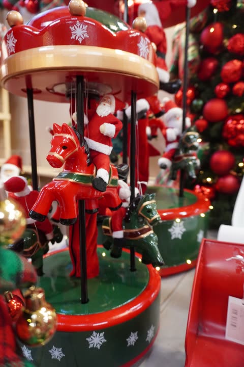 Una giostra decorativa rossa e verde con cavallini