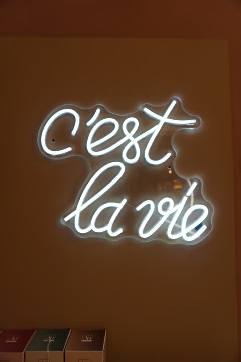 L'insegna al neon «c'est la vie» su una parete dello showroom
