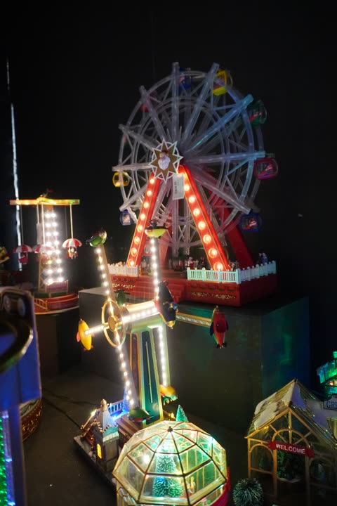Ruota panoramica e giostre luminose in miniatura