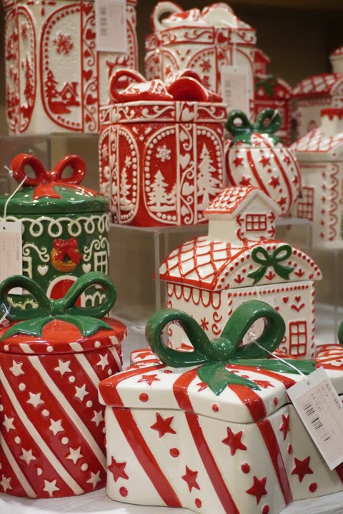 Pacchi regalo decorativi rossi, bianchi e verdi impilati