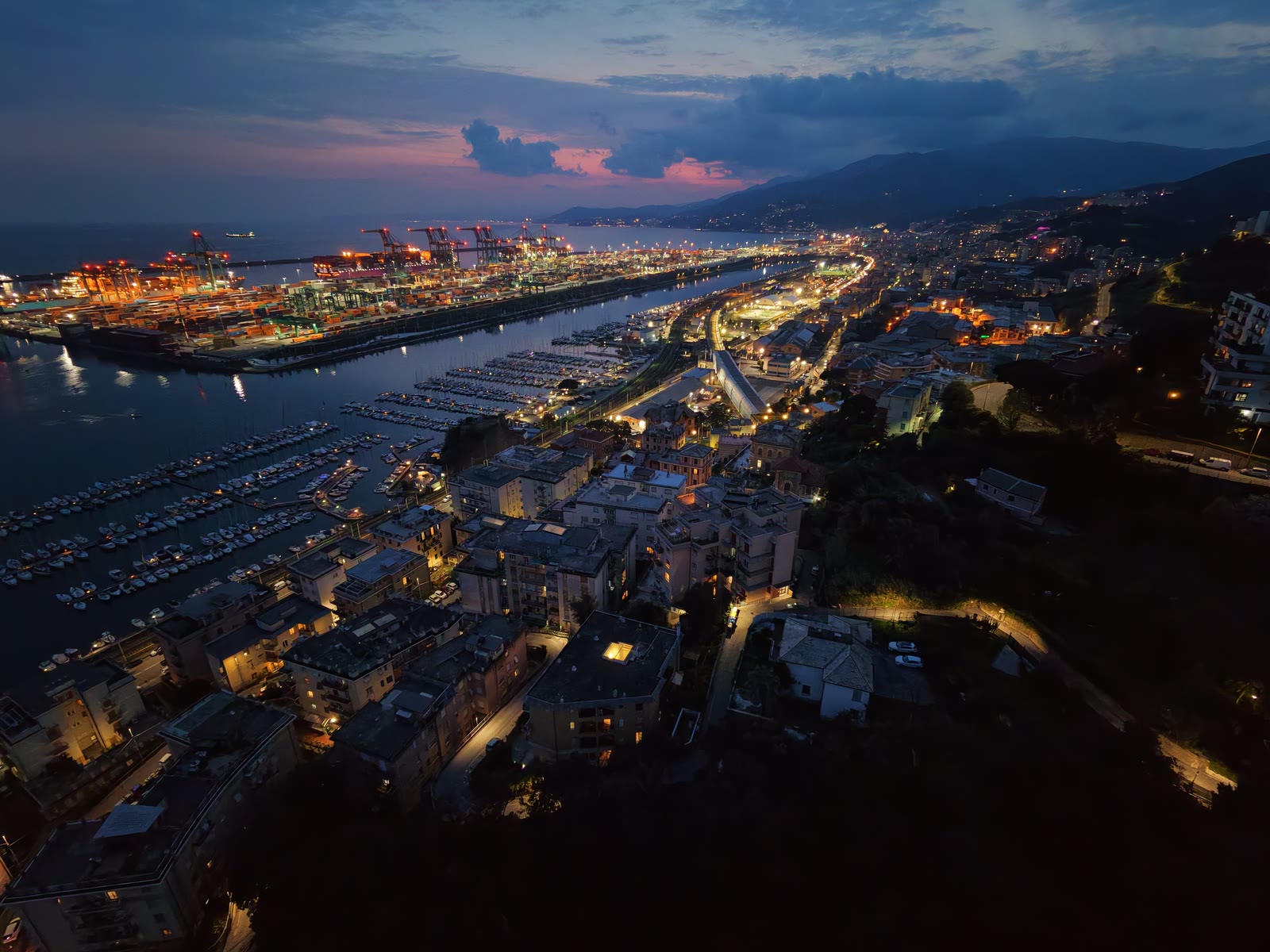 Il terminal container di Genova Prà illuminato di notte, visto dall’alto