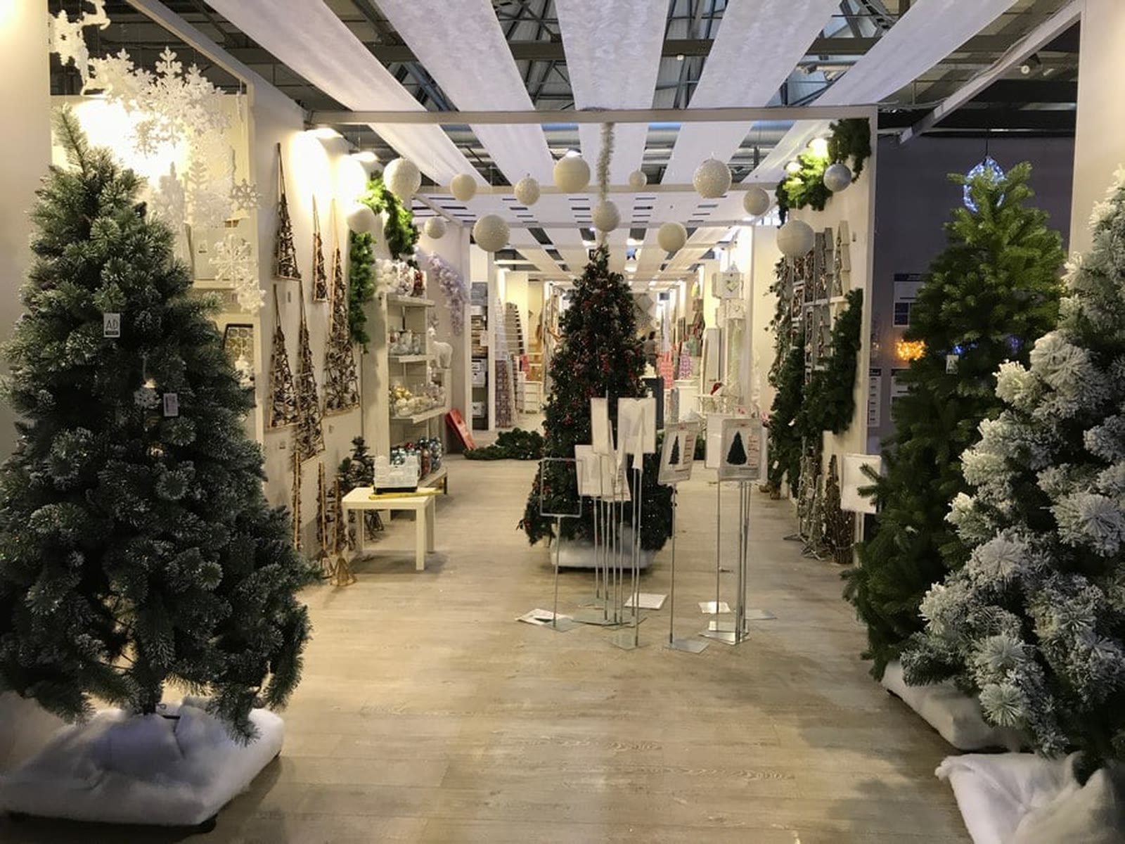 Gli alberi di Natale allestiti sullo stand AD Trend in fiera