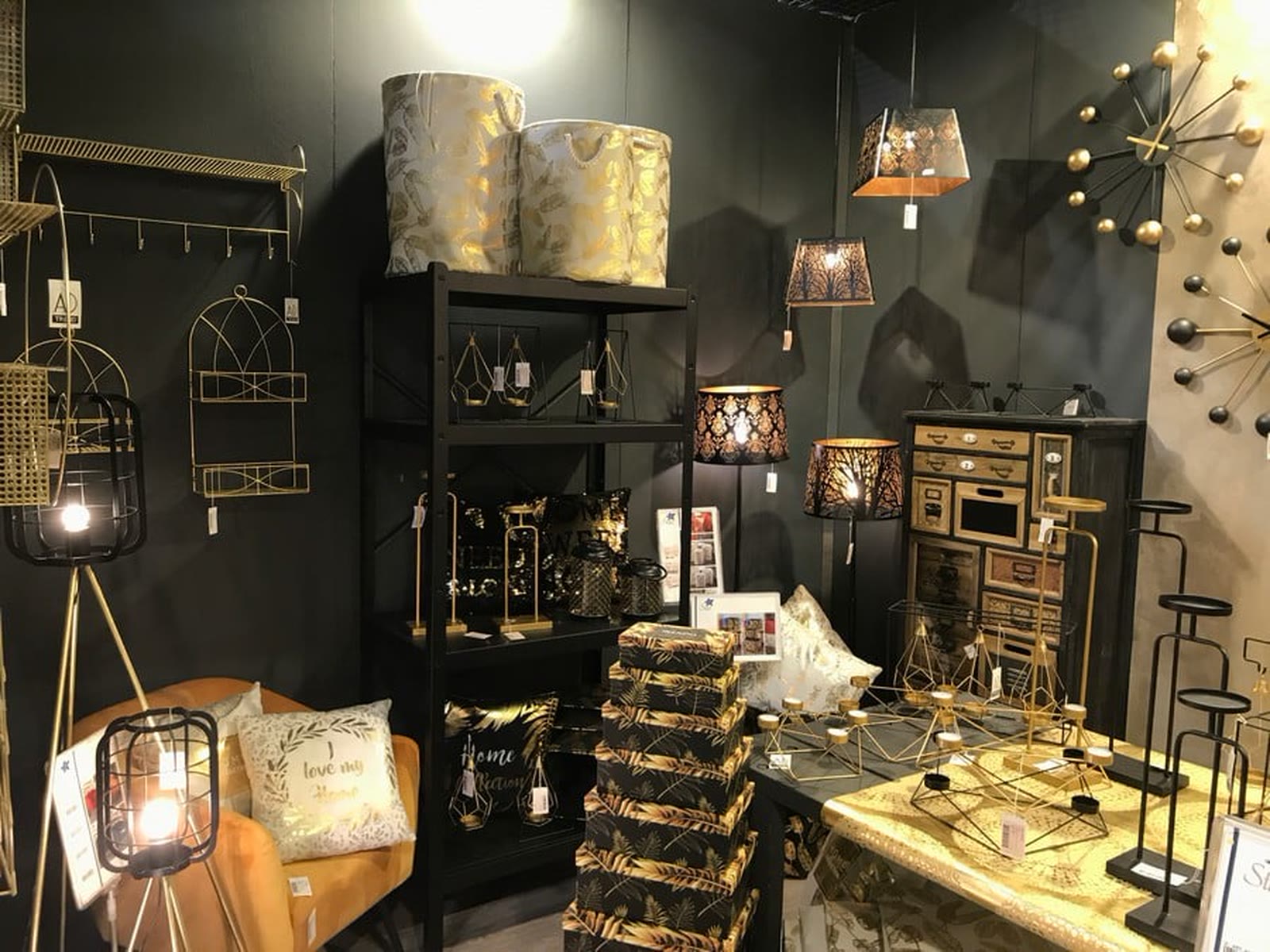 La parete delle decorazioni in metallo dorato sullo stand in fiera