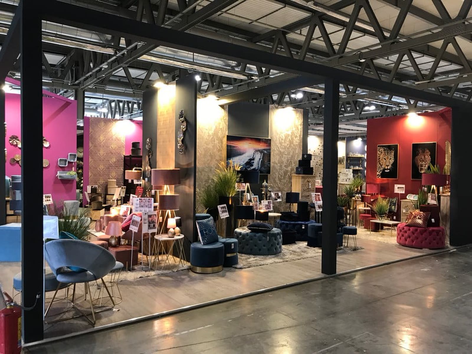 Il corridoio dello stand AD Trend in fiera, con le collezioni allestite